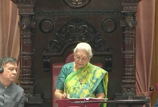 उत्तर प्रदेश विधानमंडल के बजट सत्र के प्रथम दिन संयुक्त अधिवेशन में आनंदीबेन पटेल के अभिभाषण ने प्रदेश की बदली हुई पहचान को रेखांकित किया। उन्होंने कहा कि यूपी ‘बॉटलनेक स्टेट’ से निकलकर ‘ब्रेकथ्रू स्टेट’ बन चुका है। सुशासन, सख्त कानून-व्यवस्था, कृषि व औद्योगिक विकास, महिला सशक्तिकरण, अवसंरचना विस्तार और सामाजिक सुरक्षा के क्षेत्र में यूपी आज देश के लिए मॉडल राज्य के रूप में उभरा है।