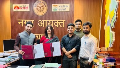 वाराणसी में नगर निगम और अनिल अग्रवाल फाउंडेशन के बीच पशु कल्याण को लेकर ऐतिहासिक एमओयू हुआ है। इसके तहत ऐढ़े स्थित पशु जन्म नियंत्रण केंद्र को अत्याधुनिक बनाया जाएगा। वेदांता की पशु कल्याण पहल टाको के माध्यम से 15 वर्षों तक इसका संचालन होगा। 50 करोड़ रुपये के सीएसआर निवेश से वैज्ञानिक नसबंदी, एंटी-रेबीज टीकाकरण और आवारा पशुओं के मानवीय प्रबंधन से काशी को एनीमल-सेंसिटिव मॉडल शहर बनाया जाएगा।