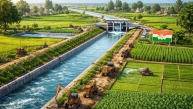 लखनऊ में सिंचाई एवं जल संसाधन विभाग ने उत्तर प्रदेश में कृषि और ग्रामीण अर्थव्यवस्था को सशक्त करने के लिए नई पहल की है। वित्तीय वर्ष 2025-26 में बहराइच, बिजनौर, गोण्डा, हापुड़ और मेरठ में 7 नई ड्रेन परियोजनाओं पर 74.33 करोड़ रुपये खर्च किए जाएंगे। साथ ही 17,500 किलोमीटर ड्रेनों की सफाई का लक्ष्य तय किया गया है, जिससे बाढ़ नियंत्रण, बेहतर जल प्रबंधन और किसानों की आय बढ़ाने में मदद मिलेगी। यह योजना योगी आदित्यनाथ के ‘हर खेत को पानी’ विजन को मजबूती देती है।