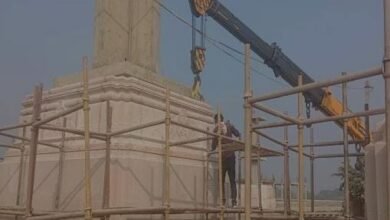 राम मंदिर दर्शन के लिए आने वाले श्रद्धालुओं के स्वागत हेतु अयोध्या-गोण्डा मार्ग पर भव्य लक्ष्मण द्वार का निर्माण तेजी से चल रहा है। पिंक सॉलिड स्टोन से बन रहा यह द्वार धार्मिक आस्था और सांस्कृतिक विरासत का प्रतीक होगा। अक्टूबर तक पूर्ण होने वाली इस परियोजना से पर्यटन को बढ़ावा मिलेगा और स्थानीय व्यापार व रोजगार को नई मजबूती मिलेगी।