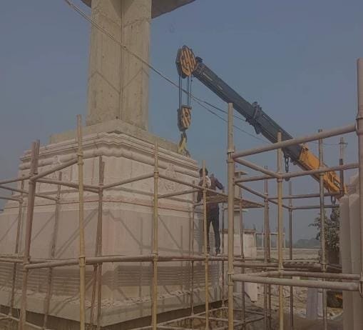 राम मंदिर दर्शन के लिए आने वाले श्रद्धालुओं के स्वागत हेतु अयोध्या-गोण्डा मार्ग पर भव्य लक्ष्मण द्वार का निर्माण तेजी से चल रहा है। पिंक सॉलिड स्टोन से बन रहा यह द्वार धार्मिक आस्था और सांस्कृतिक विरासत का प्रतीक होगा। अक्टूबर तक पूर्ण होने वाली इस परियोजना से पर्यटन को बढ़ावा मिलेगा और स्थानीय व्यापार व रोजगार को नई मजबूती मिलेगी।