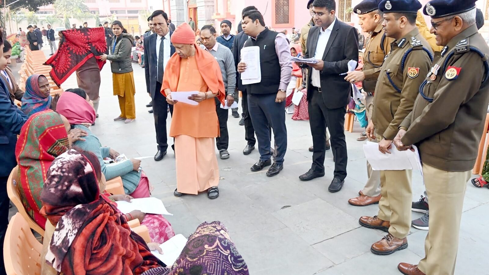 गोरखपुर में मुख्यमंत्री योगी आदित्यनाथ ने जनता दर्शन के दौरान अधिकारियों को सख्त निर्देश दिए कि किसी भी मामले में गलत जांच रिपोर्ट मिलने पर संबंधित के खिलाफ एफआईआर दर्ज की जाए। उन्होंने कहा कि हर शिकायत की निष्पक्ष, गुणवत्तापूर्ण और समयबद्ध जांच सुनिश्चित होनी चाहिए। लापरवाही या जानबूझकर प्रकरण लंबित रखने वालों पर कड़ी कार्रवाई होगी। मुख्यमंत्री ने जमीन कब्जा और इलाज सहायता से जुड़े मामलों में भी त्वरित कार्रवाई के निर्देश दिए तथा मुख्यमंत्री विवेकाधीन कोष से सहायता का आश्वासन दिया।