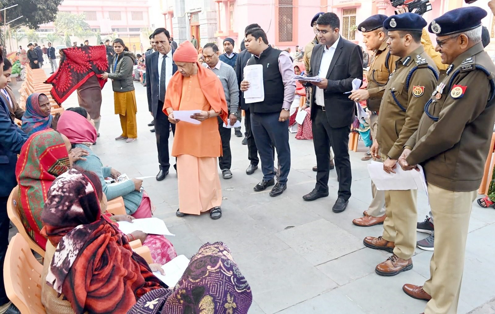 गोरखपुर में मुख्यमंत्री योगी आदित्यनाथ ने जनता दर्शन के दौरान अधिकारियों को सख्त निर्देश दिए कि किसी भी मामले में गलत जांच रिपोर्ट मिलने पर संबंधित के खिलाफ एफआईआर दर्ज की जाए। उन्होंने कहा कि हर शिकायत की निष्पक्ष, गुणवत्तापूर्ण और समयबद्ध जांच सुनिश्चित होनी चाहिए। लापरवाही या जानबूझकर प्रकरण लंबित रखने वालों पर कड़ी कार्रवाई होगी। मुख्यमंत्री ने जमीन कब्जा और इलाज सहायता से जुड़े मामलों में भी त्वरित कार्रवाई के निर्देश दिए तथा मुख्यमंत्री विवेकाधीन कोष से सहायता का आश्वासन दिया।
