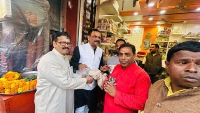 महाशिवरात्रि से पहले वाराणसी नगर निगम ने स्वच्छता और पॉलीथिन मुक्त काशी अभियान तेज कर दिया है। महापौर अशोक कुमार तिवारी ने विश्वनाथ मंदिर, दशाश्वमेध और अन्य क्षेत्रों का निरीक्षण कर सफाई के निर्देश दिए। प्लास्टिक पर रोक के लिए व्यापारियों को जागरूक किया और 1000 कपड़े के थैले वितरित किए, जिससे पर्यावरण संरक्षण और स्वच्छता को बढ़ावा मिलेगा।