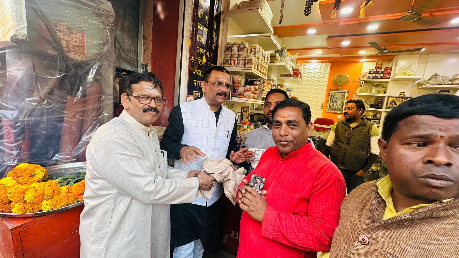 महाशिवरात्रि से पहले वाराणसी नगर निगम ने स्वच्छता और पॉलीथिन मुक्त काशी अभियान तेज कर दिया है। महापौर अशोक कुमार तिवारी ने विश्वनाथ मंदिर, दशाश्वमेध और अन्य क्षेत्रों का निरीक्षण कर सफाई के निर्देश दिए। प्लास्टिक पर रोक के लिए व्यापारियों को जागरूक किया और 1000 कपड़े के थैले वितरित किए, जिससे पर्यावरण संरक्षण और स्वच्छता को बढ़ावा मिलेगा।