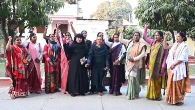 उत्तर प्रदेश की ‘लखपति दीदी’ योजना महिलाओं के जीवन में बड़ा बदलाव ला रही है। स्वयं सहायता समूहों और सरकारी सहायता से लाखों महिलाएं स्वरोजगार शुरू कर हर महीने हजारों से लेकर एक लाख रुपये तक कमा रही हैं। प्रदेश में 33 लाख महिलाएं लखपति बनने की दिशा में अग्रसर हैं, जिससे आर्थिक आत्मनिर्भरता और महिला सशक्तीकरण को नई मजबूती मिली है।