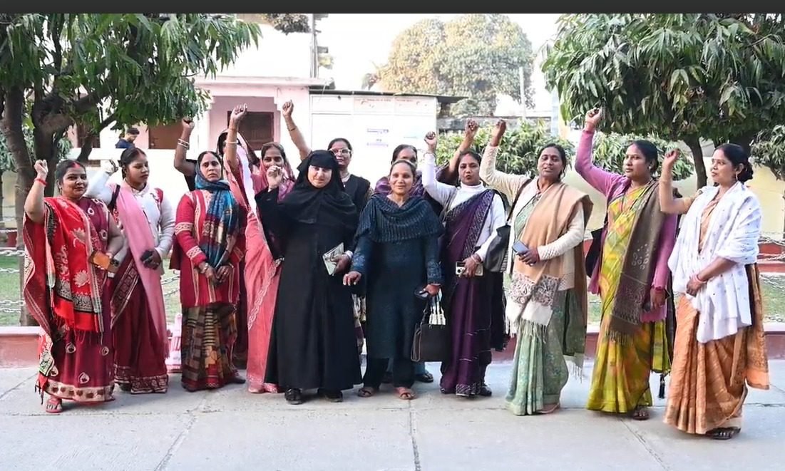 उत्तर प्रदेश की ‘लखपति दीदी’ योजना महिलाओं के जीवन में बड़ा बदलाव ला रही है। स्वयं सहायता समूहों और सरकारी सहायता से लाखों महिलाएं स्वरोजगार शुरू कर हर महीने हजारों से लेकर एक लाख रुपये तक कमा रही हैं। प्रदेश में 33 लाख महिलाएं लखपति बनने की दिशा में अग्रसर हैं, जिससे आर्थिक आत्मनिर्भरता और महिला सशक्तीकरण को नई मजबूती मिली है।