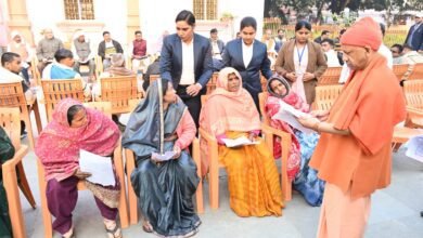 महाशिवरात्रि के पावन अवसर पर मुख्यमंत्री योगी आदित्यनाथ ने गोरखनाथ मंदिर में पूजा-अर्चना के साथ जनता दर्शन आयोजित कर करीब 150 लोगों की समस्याएं सुनीं। उन्होंने अधिकारियों को निष्पक्ष, संवेदनशील और त्वरित समाधान के निर्देश दिए। सीएम ने जरूरतमंदों को इलाज के लिए मुख्यमंत्री विवेकाधीन कोष से मदद का भरोसा दिया। रुद्राभिषेक और जलाभिषेक कर प्रदेशवासियों की सुख-समृद्धि की कामना की। गोशाला में गोसेवा करते हुए ‘भोलू’ को पुकारा और बच्चों को स्नेहाशीष दिया। धार्मिक अनुष्ठानों के बीच जनसेवा के प्रति उनकी प्रतिबद्धता स्पष्ट रूप से दिखाई दी।