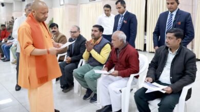 लखनऊ में मुख्यमंत्री योगी आदित्यनाथ ने सोमवार को ‘जनता दर्शन’ कार्यक्रम में आम नागरिकों, उद्यमियों और अभिभावकों से मुलाकात कर उनकी समस्याएं सुनीं और अधिकारियों को त्वरित व समयबद्ध समाधान के निर्देश दिए। मुख्यमंत्री ने कहा कि हर पीड़ित को न्याय दिलाना सरकार की प्राथमिकता है। उद्यमियों की समस्याओं के समाधान के लिए यूपीसीडा और जिला प्रशासन को सख्त निर्देश दिए गए। वहीं, प्राथमिक विद्यालयों में शारीरिक शिक्षा अनिवार्य करने के सुझाव पर भी सकारात्मक संकेत दिए गए।