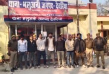 देवरिया के भलुअनी थाना क्षेत्र में गैस डिलीवरी कर्मी पर चाकू से हमला करने वाले आठ आरोपियों को पुलिस ने गिरफ्तार कर जेल भेज दिया। घटना 12 फरवरी को जल जीवन मिशन गोदाम के पास हुई थी। जमीनी विवाद के चलते आरोपियों ने वारदात की थी। पुलिस ने एक चाकू बरामद किया। सभी आरोपियों पर कई आपराधिक मामले पहले से दर्ज हैं।