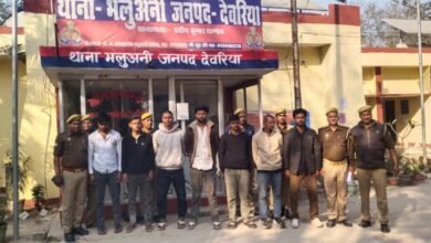 देवरिया के भलुअनी थाना क्षेत्र में गैस डिलीवरी कर्मी पर चाकू से हमला करने वाले आठ आरोपियों को पुलिस ने गिरफ्तार कर जेल भेज दिया। घटना 12 फरवरी को जल जीवन मिशन गोदाम के पास हुई थी। जमीनी विवाद के चलते आरोपियों ने वारदात की थी। पुलिस ने एक चाकू बरामद किया। सभी आरोपियों पर कई आपराधिक मामले पहले से दर्ज हैं।