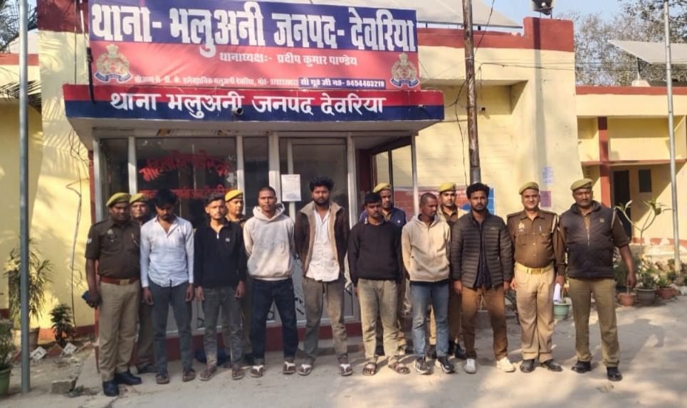 देवरिया के भलुअनी थाना क्षेत्र में गैस डिलीवरी कर्मी पर चाकू से हमला करने वाले आठ आरोपियों को पुलिस ने गिरफ्तार कर जेल भेज दिया। घटना 12 फरवरी को जल जीवन मिशन गोदाम के पास हुई थी। जमीनी विवाद के चलते आरोपियों ने वारदात की थी। पुलिस ने एक चाकू बरामद किया। सभी आरोपियों पर कई आपराधिक मामले पहले से दर्ज हैं।