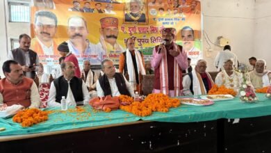 देवरिया के भलुअनी ब्लॉक सभागार में पूर्व मंत्री स्व. दुर्गा प्रसाद मिश्र की 12वीं पुण्यतिथि पर श्रद्धांजलि सभा आयोजित हुई। जिला पंचायत अध्यक्ष गिरीश चंद तिवारी सहित भाजपा नेताओं ने उनके चित्र पर पुष्प अर्पित किए। वक्ताओं ने उनके राजनीतिक जीवन, गरीबों के उत्थान और क्षेत्रीय विकास में योगदान को याद करते हुए उन्हें प्रेरणास्रोत बताया और नमन किया।