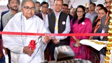 उत्तर प्रदेश माध्यमिक शिक्षा परिषद की हाईस्कूल और इंटरमीडिएट परीक्षाएं 18 फरवरी से 12 मार्च 2026 तक होंगी। इस वर्ष 53,37,778 परीक्षार्थी शामिल होंगे और 8033 परीक्षा केन्द्र बनाए गए हैं। नकल रोकने के लिए हर कक्ष में सीसीटीवी, लाइव वेबकास्टिंग, STF निगरानी और राज्य स्तरीय कंट्रोल रूम स्थापित किया गया है। संवेदनशील केन्द्रों पर विशेष सुरक्षा रहेगी। सरकार ने पारदर्शी और नकलविहीन परीक्षा कराने के लिए सख्त प्रबंध और हेल्पलाइन सुविधाएं भी शुरू की हैं।