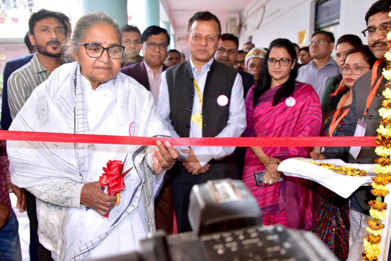 उत्तर प्रदेश माध्यमिक शिक्षा परिषद की हाईस्कूल और इंटरमीडिएट परीक्षाएं 18 फरवरी से 12 मार्च 2026 तक होंगी। इस वर्ष 53,37,778 परीक्षार्थी शामिल होंगे और 8033 परीक्षा केन्द्र बनाए गए हैं। नकल रोकने के लिए हर कक्ष में सीसीटीवी, लाइव वेबकास्टिंग, STF निगरानी और राज्य स्तरीय कंट्रोल रूम स्थापित किया गया है। संवेदनशील केन्द्रों पर विशेष सुरक्षा रहेगी। सरकार ने पारदर्शी और नकलविहीन परीक्षा कराने के लिए सख्त प्रबंध और हेल्पलाइन सुविधाएं भी शुरू की हैं।