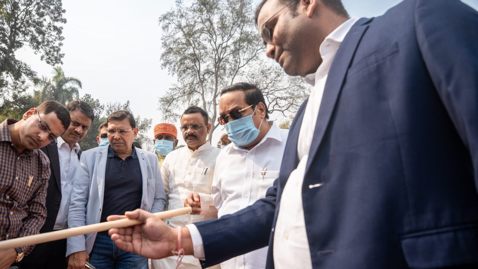 वाराणसी के लोहता में 274.31 करोड़ रुपये की लागत से 60 एमएलडी क्षमता का सीवेज ट्रीटमेंट प्लांट बनाया जाएगा, जिससे वरुणा नदी में गिरने वाले 13 नालों को टैप किया जाएगा। नमामि गंगे योजना के तहत स्वीकृत इस परियोजना से अशोधित सीवेज का प्रवाह रुकेगा और गंगा-वरुणा को प्रदूषण मुक्त बनाने में मदद मिलेगी। केंद्रीय जल शक्ति मंत्री सीआर पाटिल ने परियोजना का निरीक्षण कर अधिकारियों को निर्माण कार्य समयबद्ध और गुणवत्ता के साथ पूरा करने के निर्देश दिए।