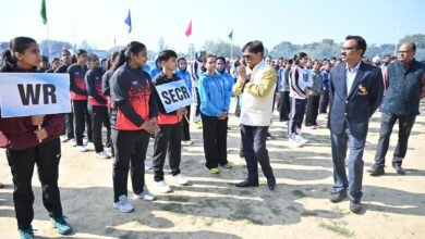 वाराणसी स्थित बनारस रेल इंजन कारखाना (बरेका) में 18वीं अखिल भारतीय रेलवे हैंडबॉल प्रतियोगिता 2025-26 का भव्य शुभारंभ हुआ। प्रमुख मुख्य विद्युत इंजीनियर सुशील कुमार श्रीवास्तव ने गुब्बारे उड़ाकर प्रतियोगिता का उद्घाटन किया। उद्घाटन मैच में बरेका ने दक्षिण मध्य रेलवे को 19-13 से हराया, जबकि महिला वर्ग में दक्षिण पूर्व मध्य रेलवे विजयी रही। 18 से 21 फरवरी तक चलने वाली इस प्रतियोगिता में भारतीय रेलवे की कई प्रमुख टीमें भाग लेकर अपनी खेल प्रतिभा का प्रदर्शन कर रही हैं।