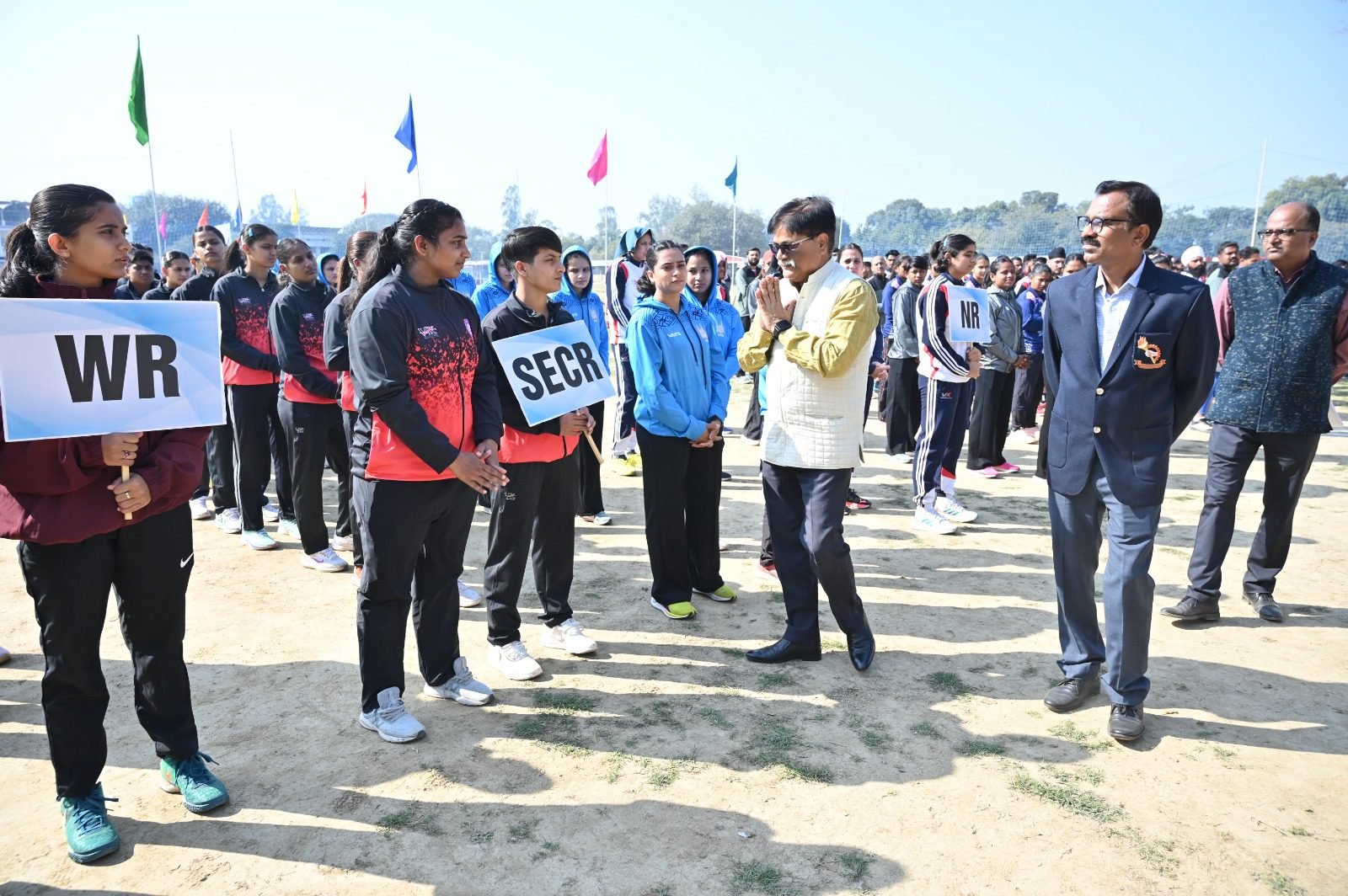 वाराणसी स्थित बनारस रेल इंजन कारखाना (बरेका) में 18वीं अखिल भारतीय रेलवे हैंडबॉल प्रतियोगिता 2025-26 का भव्य शुभारंभ हुआ। प्रमुख मुख्य विद्युत इंजीनियर सुशील कुमार श्रीवास्तव ने गुब्बारे उड़ाकर प्रतियोगिता का उद्घाटन किया। उद्घाटन मैच में बरेका ने दक्षिण मध्य रेलवे को 19-13 से हराया, जबकि महिला वर्ग में दक्षिण पूर्व मध्य रेलवे विजयी रही। 18 से 21 फरवरी तक चलने वाली इस प्रतियोगिता में भारतीय रेलवे की कई प्रमुख टीमें भाग लेकर अपनी खेल प्रतिभा का प्रदर्शन कर रही हैं।