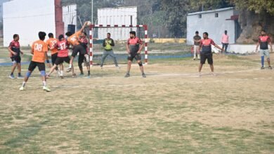 बनारस रेल इंजन कारखाना (बरेका), वाराणसी में आयोजित 18वीं अंतर रेलवे हैंडबॉल प्रतियोगिता 2025-26 के दूसरे दिन रोमांचक मुकाबले देखने को मिले। पुरुष वर्ग में उत्तर पश्चिम रेलवे, उत्तर रेलवे और रेलवे सुरक्षा बल ने जीत दर्ज की, जबकि पूर्वोत्तर और पश्चिम रेलवे का मैच बराबरी पर रहा। महिला वर्ग में पूर्वोत्तर रेलवे और उत्तर रेलवे विजयी रहे। खिलाड़ियों के उत्कृष्ट प्रदर्शन और दर्शकों के उत्साह से बरेका स्टेडियम खेल ऊर्जा और प्रतिस्पर्धा से सराबोर रहा।