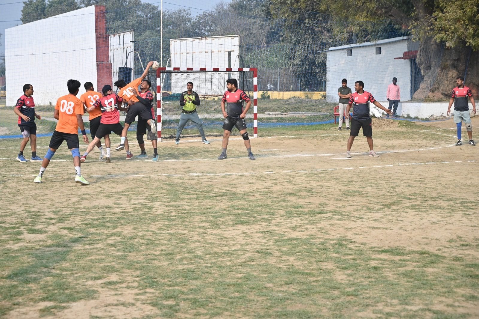 बनारस रेल इंजन कारखाना (बरेका), वाराणसी में आयोजित 18वीं अंतर रेलवे हैंडबॉल प्रतियोगिता 2025-26 के दूसरे दिन रोमांचक मुकाबले देखने को मिले। पुरुष वर्ग में उत्तर पश्चिम रेलवे, उत्तर रेलवे और रेलवे सुरक्षा बल ने जीत दर्ज की, जबकि पूर्वोत्तर और पश्चिम रेलवे का मैच बराबरी पर रहा। महिला वर्ग में पूर्वोत्तर रेलवे और उत्तर रेलवे विजयी रहे। खिलाड़ियों के उत्कृष्ट प्रदर्शन और दर्शकों के उत्साह से बरेका स्टेडियम खेल ऊर्जा और प्रतिस्पर्धा से सराबोर रहा।