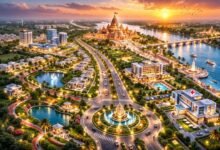 अयोध्या में 1407 एकड़ में ग्रीनफील्ड टाउनशिप तेजी से विकसित हो रही है। राम मंदिर से 4.5 किमी दूर इस परियोजना में आधुनिक आवास, होटल, वेलनेस हब, मेडिकल सेंटर और हाईटेक सुविधाएं विकसित होंगी। अब तक 300 आवासीय प्लॉट आवंटित किए जा चुके हैं। सोलर ऊर्जा, ग्रीन कॉरिडोर और स्मार्ट इंफ्रास्ट्रक्चर से यह टाउनशिप अयोध्या को निवेश, पर्यटन और आधुनिक जीवन का नया केंद्र बनाएगी। इससे रोजगार, रियल एस्टेट और स्थानीय अर्थव्यवस्था को बड़ा बढ़ावा मिलेगा।