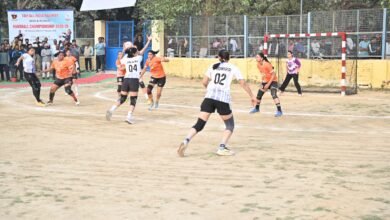 बनारस रेल इंजन कारखाना (बरेका) में आयोजित 18वीं अंतर रेलवे हैंडबॉल प्रतियोगिता के तीसरे दिन सेमीफाइनल मुकाबले बेहद रोमांचक रहे। पुरुष वर्ग में उत्तर रेलवे और पश्चिम रेलवे, जबकि महिला वर्ग में दक्षिण पूर्व मध्य रेलवे और दक्षिण मध्य रेलवे ने जीत दर्ज कर फाइनल में प्रवेश किया। खिलाड़ियों के शानदार तालमेल और प्रदर्शन ने दर्शकों को उत्साहित कर दिया।