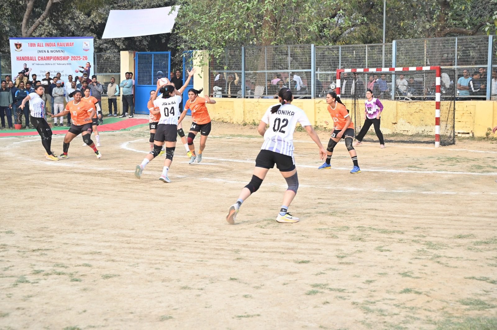 बनारस रेल इंजन कारखाना (बरेका) में आयोजित 18वीं अंतर रेलवे हैंडबॉल प्रतियोगिता के तीसरे दिन सेमीफाइनल मुकाबले बेहद रोमांचक रहे। पुरुष वर्ग में उत्तर रेलवे और पश्चिम रेलवे, जबकि महिला वर्ग में दक्षिण पूर्व मध्य रेलवे और दक्षिण मध्य रेलवे ने जीत दर्ज कर फाइनल में प्रवेश किया। खिलाड़ियों के शानदार तालमेल और प्रदर्शन ने दर्शकों को उत्साहित कर दिया।