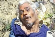 गोरखपुर के पीपीगंज थाना क्षेत्र में रेलवे लाइन पर करीब 50 वर्षीय अज्ञात व्यक्ति का शव मिला। कीमैन की सूचना पर पुलिस मौके पर पहुंची और शव को कब्जे में लेकर पोस्टमार्टम के लिए भेज दिया। मृतक के पास कोई पहचान पत्र नहीं मिला है। पुलिस शिनाख्त के प्रयास में जुटी है और मामले की जांच जारी है।