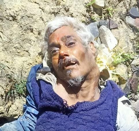 गोरखपुर के पीपीगंज थाना क्षेत्र में रेलवे लाइन पर करीब 50 वर्षीय अज्ञात व्यक्ति का शव मिला। कीमैन की सूचना पर पुलिस मौके पर पहुंची और शव को कब्जे में लेकर पोस्टमार्टम के लिए भेज दिया। मृतक के पास कोई पहचान पत्र नहीं मिला है। पुलिस शिनाख्त के प्रयास में जुटी है और मामले की जांच जारी है।