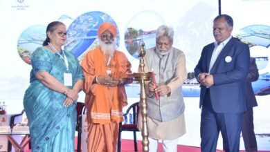 लखनऊ में राज्य परिवर्तन आयोग द्वारा “Revitalizing the Lifeline: Clean Gomti 2026” कार्यशाला आयोजित की गई। इसमें विशेषज्ञों, नीति निर्माताओं और पर्यावरणविदों ने गोमती नदी को प्रदूषण मुक्त, स्वच्छ और अविरल बनाने के लिए वैज्ञानिक, तकनीकी और वित्तीय रणनीतियों पर चर्चा की। सीवेज नियंत्रण, जल पुनर्चक्रण, आधुनिक तकनीक और जनसहभागिता पर जोर दिया गया। सरकार ने समन्वित कार्ययोजना बनाकर गोमती के पुनर्जीवन और सतत विकास सुनिश्चित करने का संकल्प दोहराया।