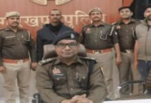 गोरखपुर में 10वीं के छात्र अभिषेक सिंह की निर्मम हत्या से सनसनी फैल गई। आरोपी ने पार्टी के बहाने बुलाकर चाकू से 35 वार किए। हत्या की वजह पत्नी से बातचीत का शक बताया गया। पुलिस ने मुख्य आरोपी निखिल उर्फ रितिक को रेलवे स्टेशन से गिरफ्तार कर लिया। दो अन्य आरोपी भी पकड़े गए। मामले में सख्त कार्रवाई जारी है।