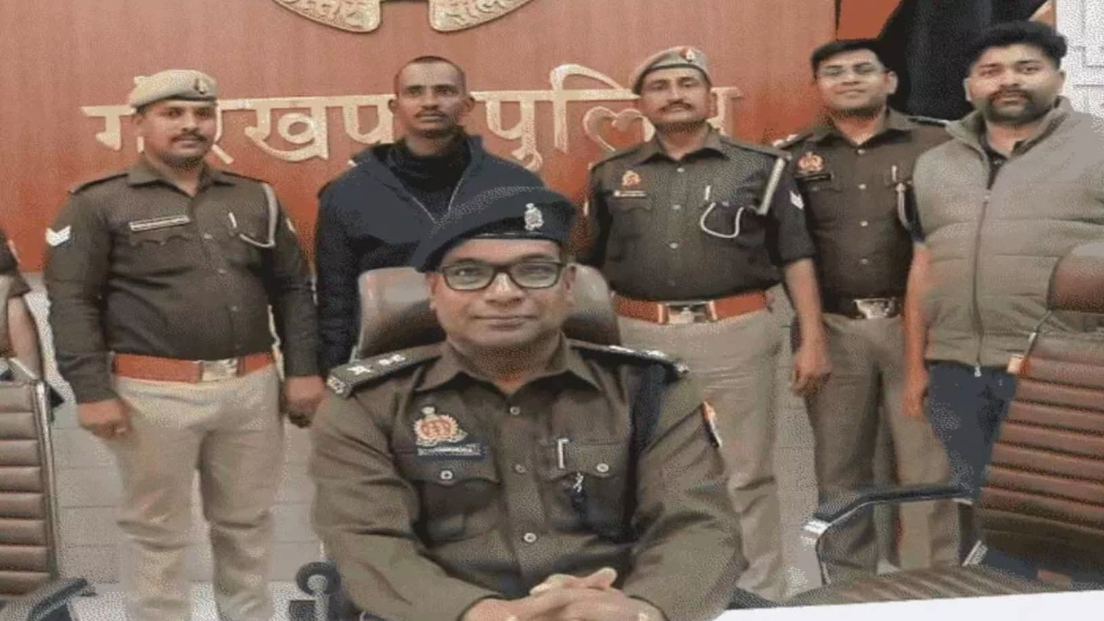 गोरखपुर में 10वीं के छात्र अभिषेक सिंह की निर्मम हत्या से सनसनी फैल गई। आरोपी ने पार्टी के बहाने बुलाकर चाकू से 35 वार किए। हत्या की वजह पत्नी से बातचीत का शक बताया गया। पुलिस ने मुख्य आरोपी निखिल उर्फ रितिक को रेलवे स्टेशन से गिरफ्तार कर लिया। दो अन्य आरोपी भी पकड़े गए। मामले में सख्त कार्रवाई जारी है।