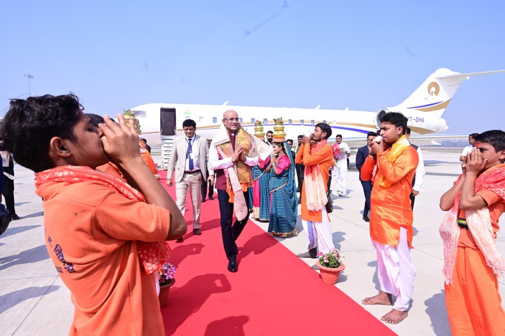 गुयाना के उपराष्ट्रपति डॉ. भरत जगदेव शनिवार को अयोध्या पहुंचे और श्रीराम जन्मभूमि मंदिर में रामलला के दर्शन-पूजन किए। उन्होंने मंदिर परिसर का निरीक्षण कर निर्माण कार्यों की प्रगति की जानकारी ली। महर्षि वाल्मीकि एयरपोर्ट पर पारंपरिक स्वागत किया गया। मंत्री सतीश चंद्र शर्मा सहित कई जनप्रतिनिधि और अधिकारी मौजूद रहे। उपराष्ट्रपति ने अयोध्या के भव्य विकास की सराहना की। सुरक्षा के व्यापक इंतजाम किए गए थे। यह दौरा भारत-गुयाना सांस्कृतिक संबंधों की मजबूती का प्रतीक माना जा रहा है।