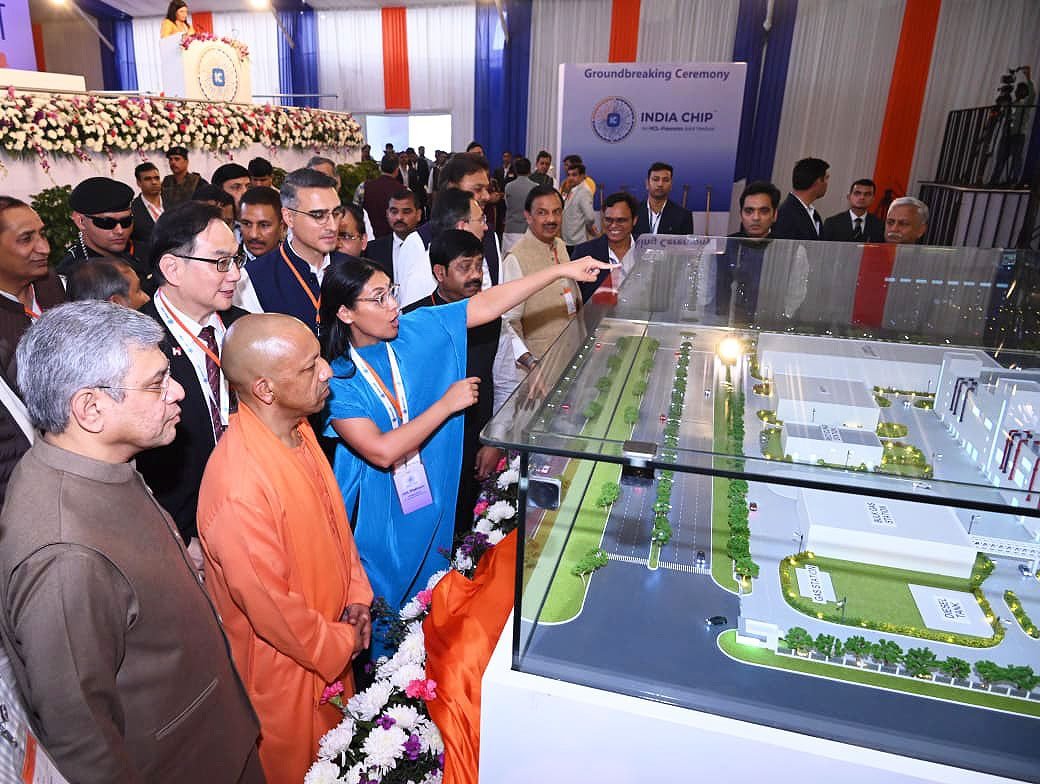 जेवर स्थित यमुना एक्सप्रेसवे औद्योगिक विकास प्राधिकरण क्षेत्र में ₹3,700 करोड़ की इंडिया चिप सेमीकंडक्टर यूनिट का शिलान्यास हुआ। एचसीएल और फॉक्सकॉन के संयुक्त उद्यम की यह डीडीआईसी ओसैट सुविधा 2028 तक शुरू होगी। इससे स्मार्टफोन, लैपटॉप और ऑटोमोबाइल के लिए चिप्स का उत्पादन होगा। परियोजना से 3,500 रोजगार सृजित होंगे और आयात निर्भरता घटेगी। यह पहल उत्तर प्रदेश को सेमीकंडक्टर हब बनाते हुए आत्मनिर्भर भारत के लक्ष्य को मजबूती प्रदान करेगी और स्थानीय तकनीकी उद्योग को बढ़ावा मिलेगा।