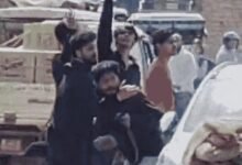 गोरखपुर के तिवारीपुर थाना क्षेत्र में पुरानी रंजिश को लेकर दो गुटों में हिंसक झड़प हो गई। एक पक्ष के 10 से अधिक युवक चाय की दुकान में घुसकर ईंट-पत्थर चलाने लगे और बाहर खड़ी गाड़ियों में तोड़फोड़ की। घटना का वीडियो वायरल है। पुलिस ने मामले की जांच शुरू कर आरोपियों की तलाश तेज कर दी है।