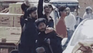 गोरखपुर के तिवारीपुर थाना क्षेत्र में पुरानी रंजिश को लेकर दो गुटों में हिंसक झड़प हो गई। एक पक्ष के 10 से अधिक युवक चाय की दुकान में घुसकर ईंट-पत्थर चलाने लगे और बाहर खड़ी गाड़ियों में तोड़फोड़ की। घटना का वीडियो वायरल है। पुलिस ने मामले की जांच शुरू कर आरोपियों की तलाश तेज कर दी है।