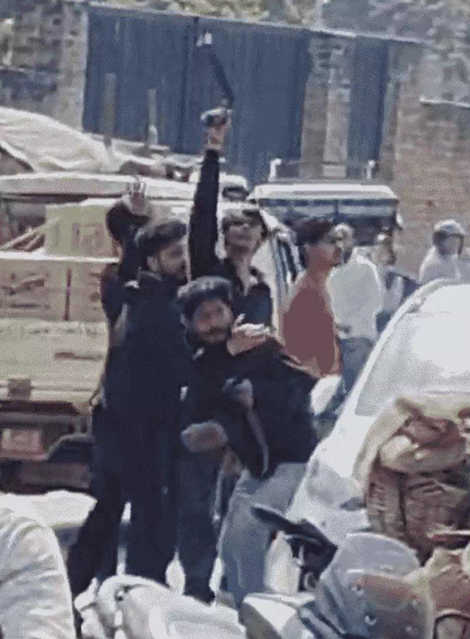 गोरखपुर के तिवारीपुर थाना क्षेत्र में पुरानी रंजिश को लेकर दो गुटों में हिंसक झड़प हो गई। एक पक्ष के 10 से अधिक युवक चाय की दुकान में घुसकर ईंट-पत्थर चलाने लगे और बाहर खड़ी गाड़ियों में तोड़फोड़ की। घटना का वीडियो वायरल है। पुलिस ने मामले की जांच शुरू कर आरोपियों की तलाश तेज कर दी है।