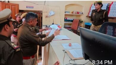 गोरखपुर के वरिष्ठ पुलिस अधीक्षक ने बांसगांव, उरूवा बाजार, सिकरीगंज और खजनी थानों का औचक निरीक्षण किया। उन्होंने जनसुनवाई डेस्क, महिला हेल्प डेस्क, सीसीटीएनएस कक्ष और अभिलेखों की स्थिति की समीक्षा की। थाना परिसर की साफ-सफाई, पेयजल और बैठने की व्यवस्था का भी जायजा लिया। अधिकारियों को लंबित मामलों के शीघ्र निस्तारण, रिकॉर्ड अद्यतन रखने और अपराधियों के खिलाफ सख्त कार्रवाई करने के निर्देश दिए, ताकि प्रभावी और पारदर्शी पुलिसिंग सुनिश्चित हो सके।