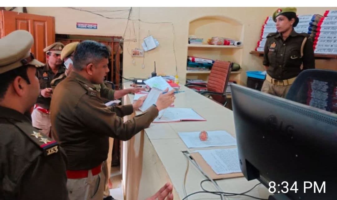 गोरखपुर के वरिष्ठ पुलिस अधीक्षक ने बांसगांव, उरूवा बाजार, सिकरीगंज और खजनी थानों का औचक निरीक्षण किया। उन्होंने जनसुनवाई डेस्क, महिला हेल्प डेस्क, सीसीटीएनएस कक्ष और अभिलेखों की स्थिति की समीक्षा की। थाना परिसर की साफ-सफाई, पेयजल और बैठने की व्यवस्था का भी जायजा लिया। अधिकारियों को लंबित मामलों के शीघ्र निस्तारण, रिकॉर्ड अद्यतन रखने और अपराधियों के खिलाफ सख्त कार्रवाई करने के निर्देश दिए, ताकि प्रभावी और पारदर्शी पुलिसिंग सुनिश्चित हो सके।