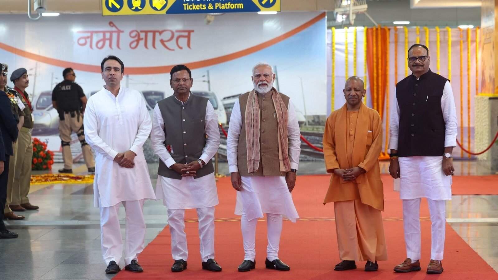 मेरठ में प्रधानमंत्री नरेंद्र मोदी की रैली को भाजपा पश्चिमी उत्तर प्रदेश में अपनी राजनीतिक पकड़ मजबूत करने के अहम अवसर के रूप में देख रही है। नमो भारत रैपिड रेल और मेरठ मेट्रो जैसी विकास परियोजनाओं के उद्घाटन के साथ पार्टी जाट मतदाताओं सहित व्यापक सामाजिक समीकरणों को साधने की रणनीति पर काम कर रही है। यह जनसभा 2027 विधानसभा चुनाव से पहले विकास और संगठनात्मक शक्ति के संदेश को प्रदेशभर में प्रभावी ढंग से पहुंचाने का प्रयास माना जा रहा है।