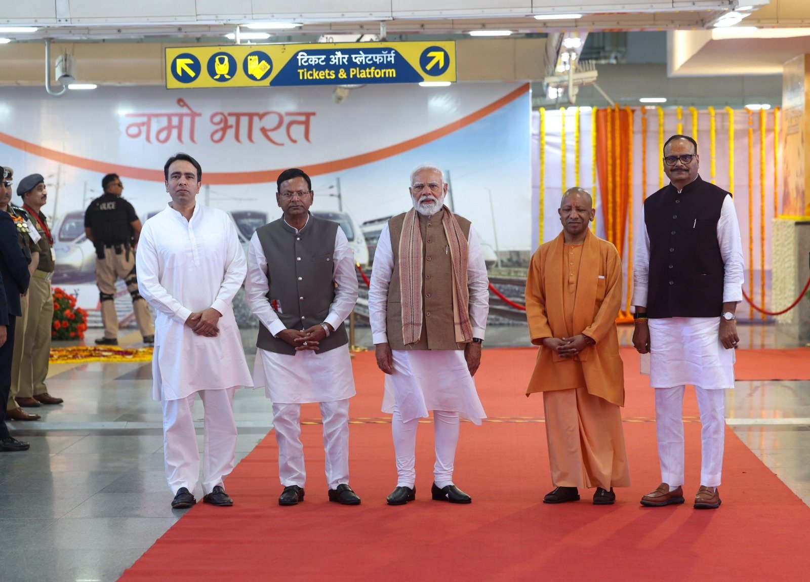 मेरठ में प्रधानमंत्री नरेंद्र मोदी की रैली को भाजपा पश्चिमी उत्तर प्रदेश में अपनी राजनीतिक पकड़ मजबूत करने के अहम अवसर के रूप में देख रही है। नमो भारत रैपिड रेल और मेरठ मेट्रो जैसी विकास परियोजनाओं के उद्घाटन के साथ पार्टी जाट मतदाताओं सहित व्यापक सामाजिक समीकरणों को साधने की रणनीति पर काम कर रही है। यह जनसभा 2027 विधानसभा चुनाव से पहले विकास और संगठनात्मक शक्ति के संदेश को प्रदेशभर में प्रभावी ढंग से पहुंचाने का प्रयास माना जा रहा है।