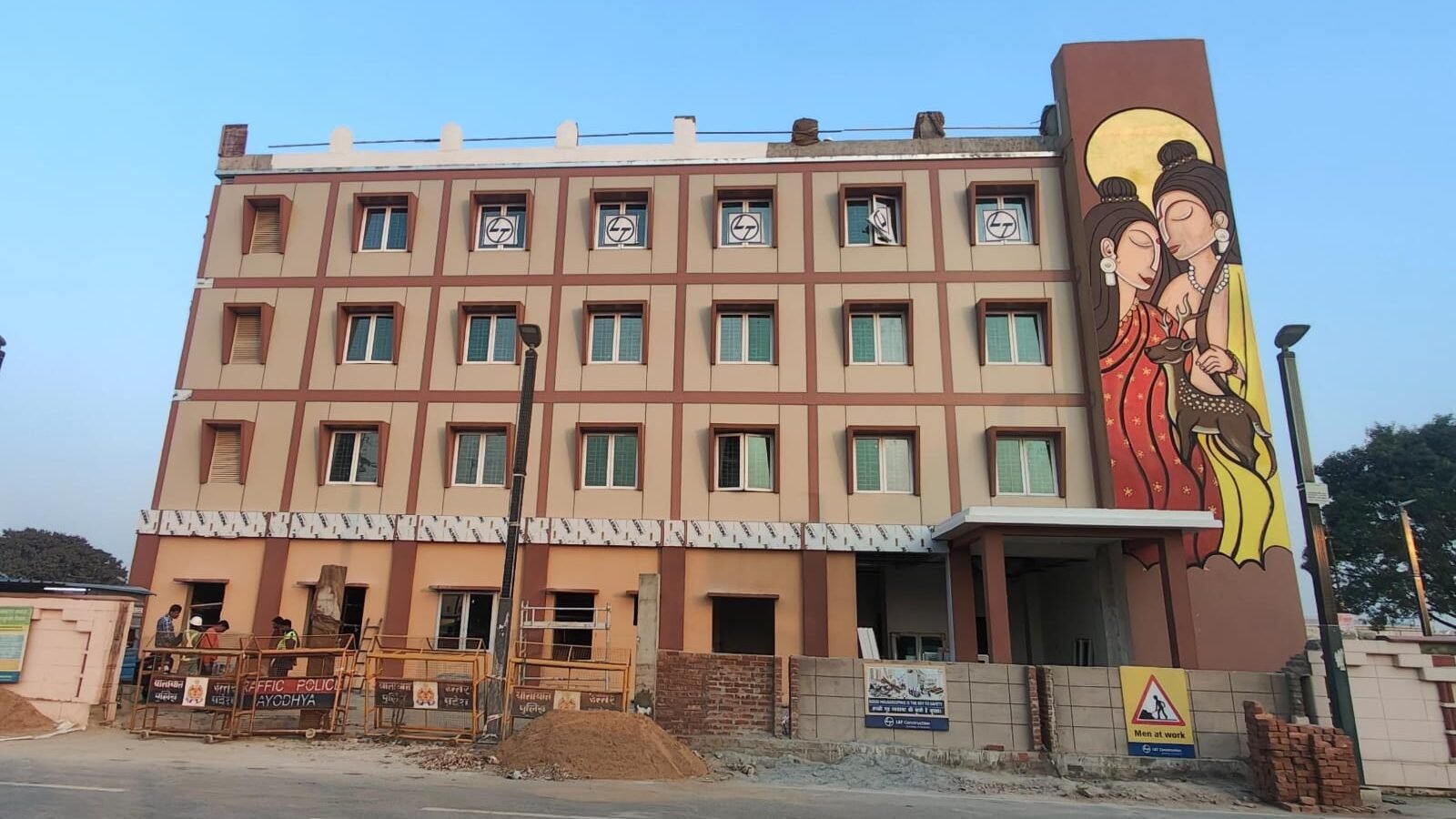 मुख्यमंत्री योगी आदित्यनाथ के विजन के तहत अयोध्या के रामकथा पार्क में 34 कमरों वाला आधुनिक पर्यटक आवास गृह बनाया जा रहा है। ₹24 करोड़ की लागत से बन रहे इस गेस्ट हाउस में एसी कमरे, लिफ्ट, रेस्टोरेंट, वाई-फाई और सुरक्षा जैसी सुविधाएं होंगी। इसका उद्देश्य बढ़ते श्रद्धालुओं को किफायती और आरामदायक ठहरने की सुविधा देना है। प्रोजेक्ट पूरा होने के बाद पर्यटक राम मंदिर, सरयू घाट और अन्य स्थलों का आसानी से दर्शन कर सकेंगे।