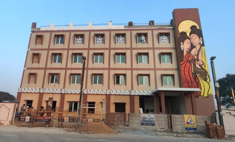 मुख्यमंत्री योगी आदित्यनाथ के विजन के तहत अयोध्या के रामकथा पार्क में 34 कमरों वाला आधुनिक पर्यटक आवास गृह बनाया जा रहा है। ₹24 करोड़ की लागत से बन रहे इस गेस्ट हाउस में एसी कमरे, लिफ्ट, रेस्टोरेंट, वाई-फाई और सुरक्षा जैसी सुविधाएं होंगी। इसका उद्देश्य बढ़ते श्रद्धालुओं को किफायती और आरामदायक ठहरने की सुविधा देना है। प्रोजेक्ट पूरा होने के बाद पर्यटक राम मंदिर, सरयू घाट और अन्य स्थलों का आसानी से दर्शन कर सकेंगे।