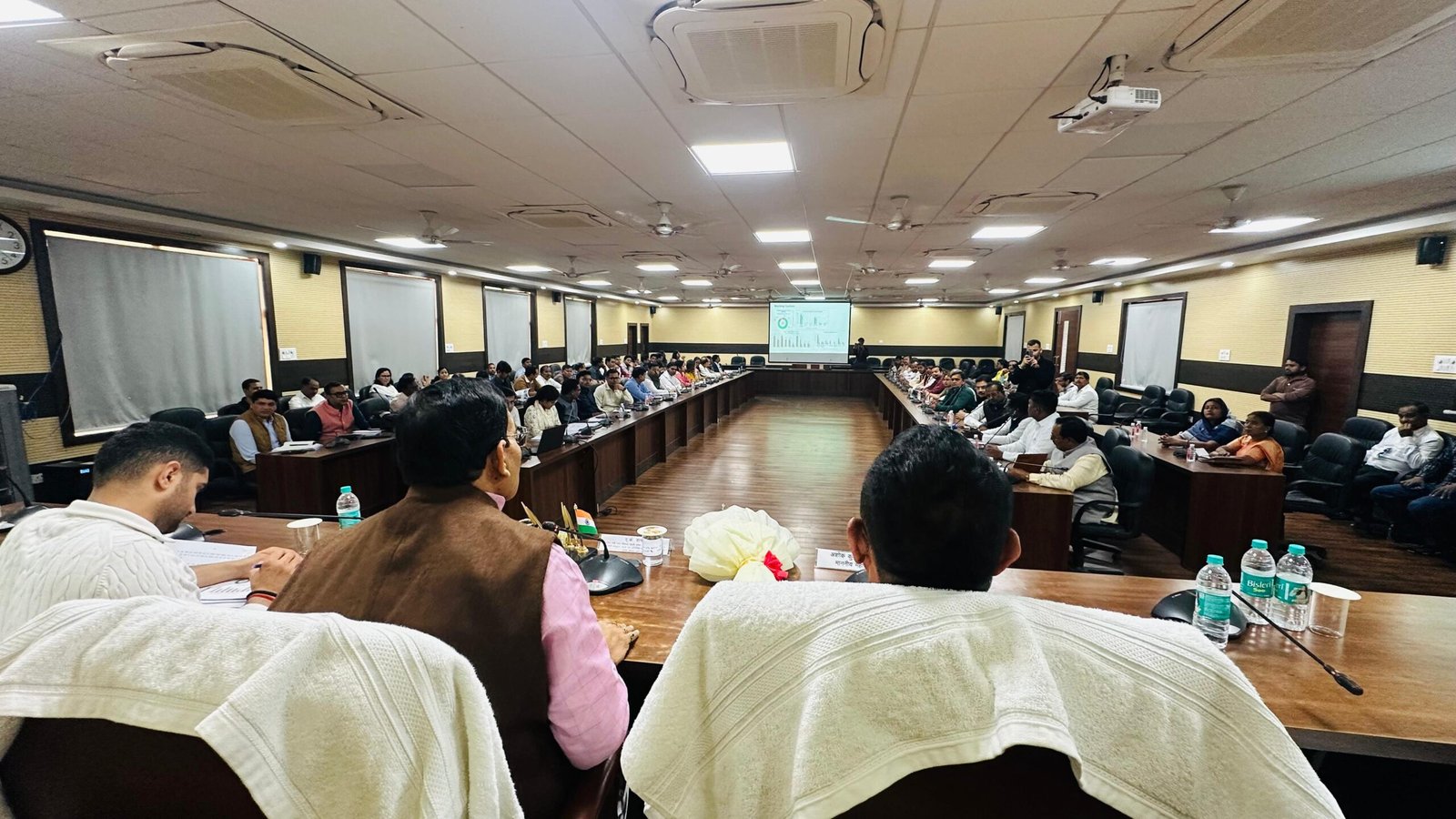 नगर विकास मंत्री एके शर्मा ने वाराणसी सर्किट हाउस में पार्षदों और अधिकारियों के साथ बैठक कर स्वच्छता सर्वेक्षण में काशी को शीर्ष स्थान दिलाने की रणनीति बनाई। उन्होंने कूड़ा पृथकीकरण बढ़ाने, डोर-टू-डोर कलेक्शन मजबूत करने और 250 गार्बेज वल्नरेबल पॉइंट खत्म करने के निर्देश दिए। मंत्री ने जनसहभागिता को सफलता की कुंजी बताते हुए स्कूलों, बाजारों और वार्ड स्तर पर जागरूकता अभियान चलाने पर जोर दिया। नगर निगम ने आधुनिक कचरा प्रबंधन प्लांट और नए वार्डों में सफाई व्यवस्था विस्तार की जानकारी दी।