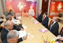 मुख्यमंत्री योगी आदित्यनाथ ने सिंगापुर दौरे के पहले दिन टेमासेक होल्डिंग्स सहित कई वैश्विक निवेशकों से मुलाकात कर उत्तर प्रदेश में निवेश का आमंत्रण दिया। यूनिवर्सल सक्सेस ग्रुप ने 6,650 करोड़ रुपये के निवेश के लिए तीन MoU पर हस्ताक्षर किए, जिससे 20 हजार से अधिक रोजगार सृजित होंगे। डेटा सेंटर, लॉजिस्टिक्स, हेल्थ और स्किल डेवलपमेंट में सहयोग पर सहमति बनी। यह पहल उत्तर प्रदेश को वैश्विक निवेश हब और ट्रिलियन डॉलर अर्थव्यवस्था बनाने की दिशा में महत्वपूर्ण कदम है।