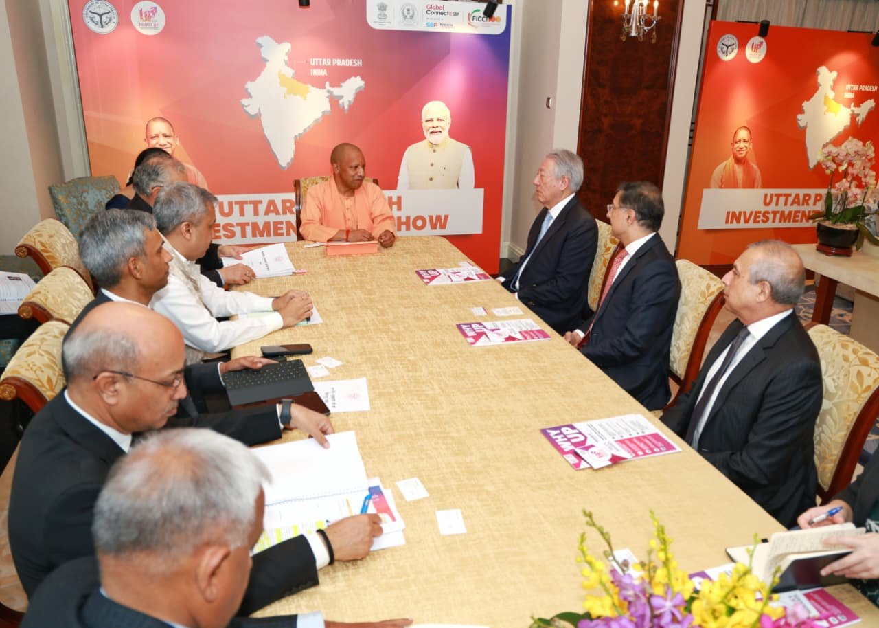 मुख्यमंत्री योगी आदित्यनाथ ने सिंगापुर दौरे के पहले दिन टेमासेक होल्डिंग्स सहित कई वैश्विक निवेशकों से मुलाकात कर उत्तर प्रदेश में निवेश का आमंत्रण दिया। यूनिवर्सल सक्सेस ग्रुप ने 6,650 करोड़ रुपये के निवेश के लिए तीन MoU पर हस्ताक्षर किए, जिससे 20 हजार से अधिक रोजगार सृजित होंगे। डेटा सेंटर, लॉजिस्टिक्स, हेल्थ और स्किल डेवलपमेंट में सहयोग पर सहमति बनी। यह पहल उत्तर प्रदेश को वैश्विक निवेश हब और ट्रिलियन डॉलर अर्थव्यवस्था बनाने की दिशा में महत्वपूर्ण कदम है।