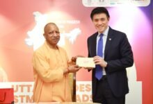 मुख्यमंत्री योगी आदित्यनाथ ने सिंगापुर दौरे के दौरान डीबीएस बैंक, जीएससी ग्रीन्स और आईटीई सिंगापुर के साथ महत्वपूर्ण बैठकें कीं। इस दौरान ₹8000 करोड़ के डेटा सेंटर निवेश, ग्रीन हाइड्रोजन, डिजिटल बैंकिंग और कौशल विकास में सहयोग पर चर्चा हुई। डीबीएस बैंक ने यूपी के ऊर्जा और डिजिटल सेक्टर में रुचि दिखाई, जबकि आईटीई के साथ कौशल प्रशिक्षण पर सहमति बनी। यह पहल उत्तर प्रदेश को वैश्विक निवेश हब और डिजिटल अर्थव्यवस्था में अग्रणी बनाने की दिशा में महत्वपूर्ण कदम है।