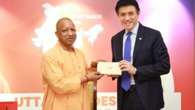 मुख्यमंत्री योगी आदित्यनाथ ने सिंगापुर दौरे के दौरान डीबीएस बैंक, जीएससी ग्रीन्स और आईटीई सिंगापुर के साथ महत्वपूर्ण बैठकें कीं। इस दौरान ₹8000 करोड़ के डेटा सेंटर निवेश, ग्रीन हाइड्रोजन, डिजिटल बैंकिंग और कौशल विकास में सहयोग पर चर्चा हुई। डीबीएस बैंक ने यूपी के ऊर्जा और डिजिटल सेक्टर में रुचि दिखाई, जबकि आईटीई के साथ कौशल प्रशिक्षण पर सहमति बनी। यह पहल उत्तर प्रदेश को वैश्विक निवेश हब और डिजिटल अर्थव्यवस्था में अग्रणी बनाने की दिशा में महत्वपूर्ण कदम है।