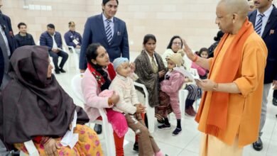 लखनऊ में सोमवार को आयोजित जनता दर्शन में मुख्यमंत्री योगी आदित्यनाथ ने एक-एक कर प्रार्थियों से मुलाकात कर उनकी समस्याएं सुनीं। उन्होंने जिलाधिकारियों व पुलिस अधिकारियों को मामलों का गंभीरता से निस्तारण करने और दोषियों पर कड़ी कार्रवाई के निर्देश दिए। जनता दर्शन में बच्चों से संवाद, बच्ची का सैल्यूट और कविता सुनना कार्यक्रम के खास पल रहे। सीएम ने जरूरतमंद बच्चे के इलाज के लिए आर्थिक सहायता का भी आश्वासन दिया।