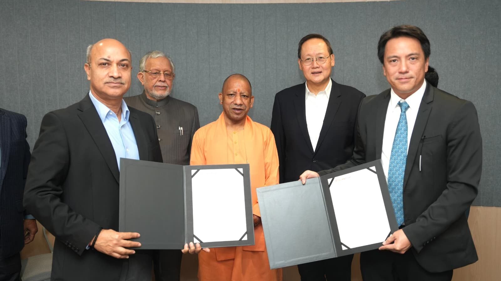 मुख्यमंत्री योगी आदित्यनाथ के सिंगापुर दौरे के दौरान AISATS ने जेवर स्थित नोएडा इंटरनेशनल एयरपोर्ट पर 4458 करोड़ रुपये निवेश का समझौता किया है। इसके तहत अत्याधुनिक कार्गो कैंपस और विश्वस्तरीय एयर कैटरिंग किचेन स्थापित होगी। यह परियोजना उत्तर भारत को प्रमुख लॉजिस्टिक्स और कार्गो हब बनाएगी तथा निर्यात-आयात को बढ़ावा देगी। साथ ही हजारों रोजगार के अवसर सृजित होंगे। सिंगापुर के साथ यह रणनीतिक साझेदारी यूपी के औद्योगिक, डिजिटल और अवसंरचनात्मक विकास को नई गति देगी।